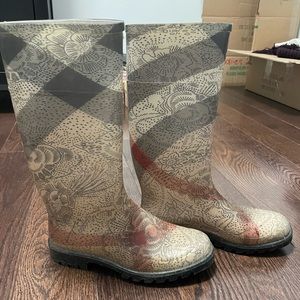 Burberry rain boots size 6